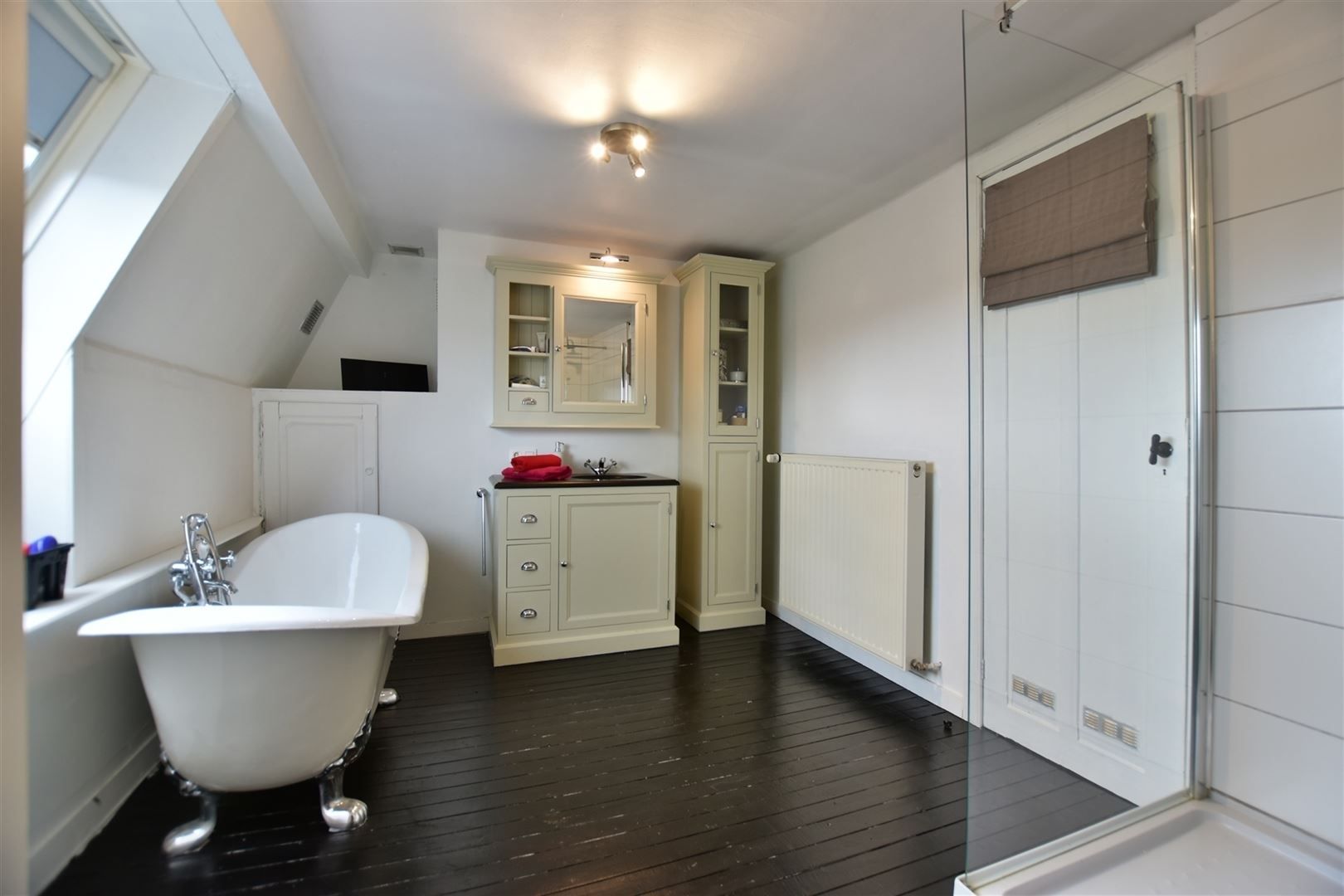 Karaktervolle, ruime woning met 6 slaapkamers, binnenkoer met jacuzzi en topligging! foto 22