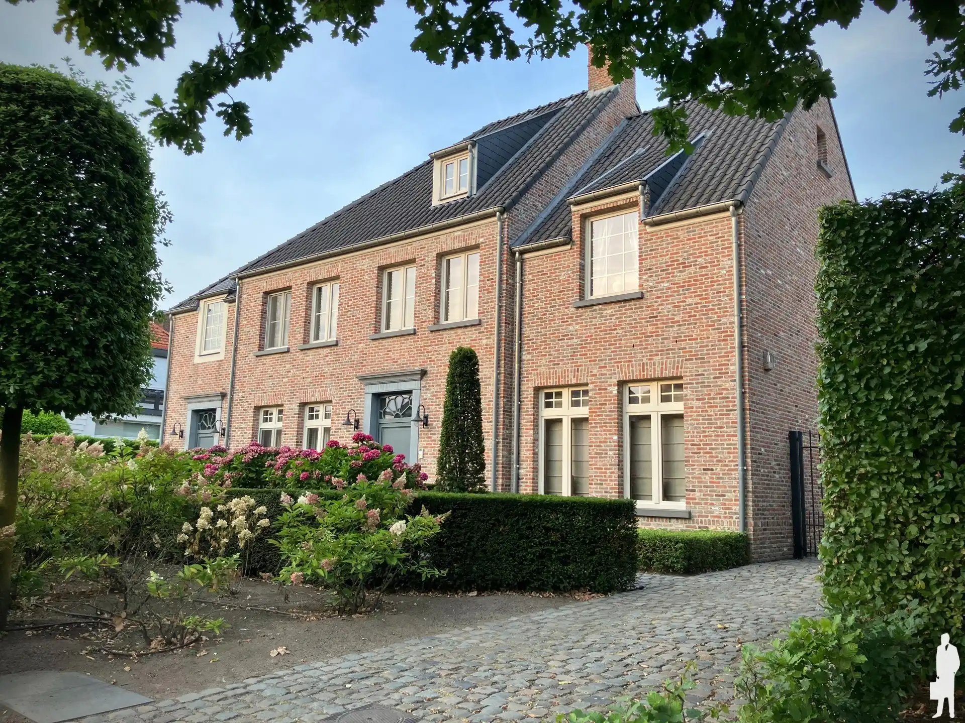 Landelijke, instapklare woning met 4 slpk., 2 bdk. en een prachtige tuin te Minderhout foto {{pictureIndex}}