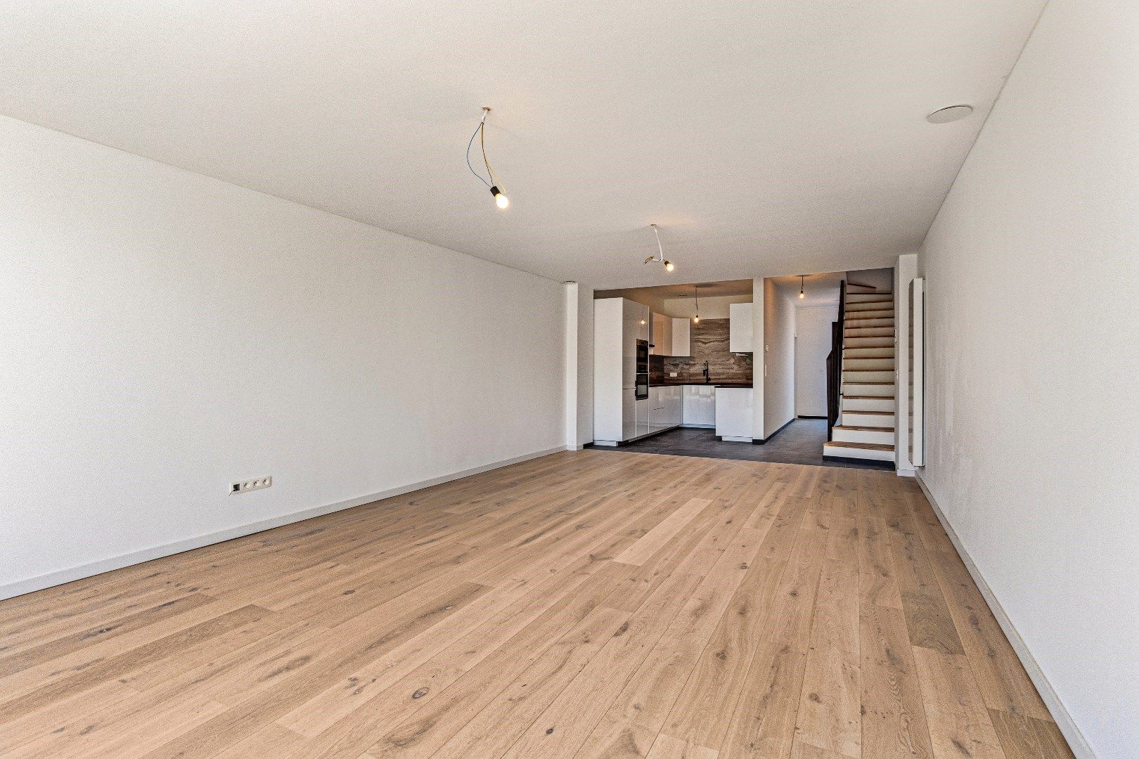 Prachtig gerenoveerde 4-slpk woning in het centrum van Stabroek! foto 4