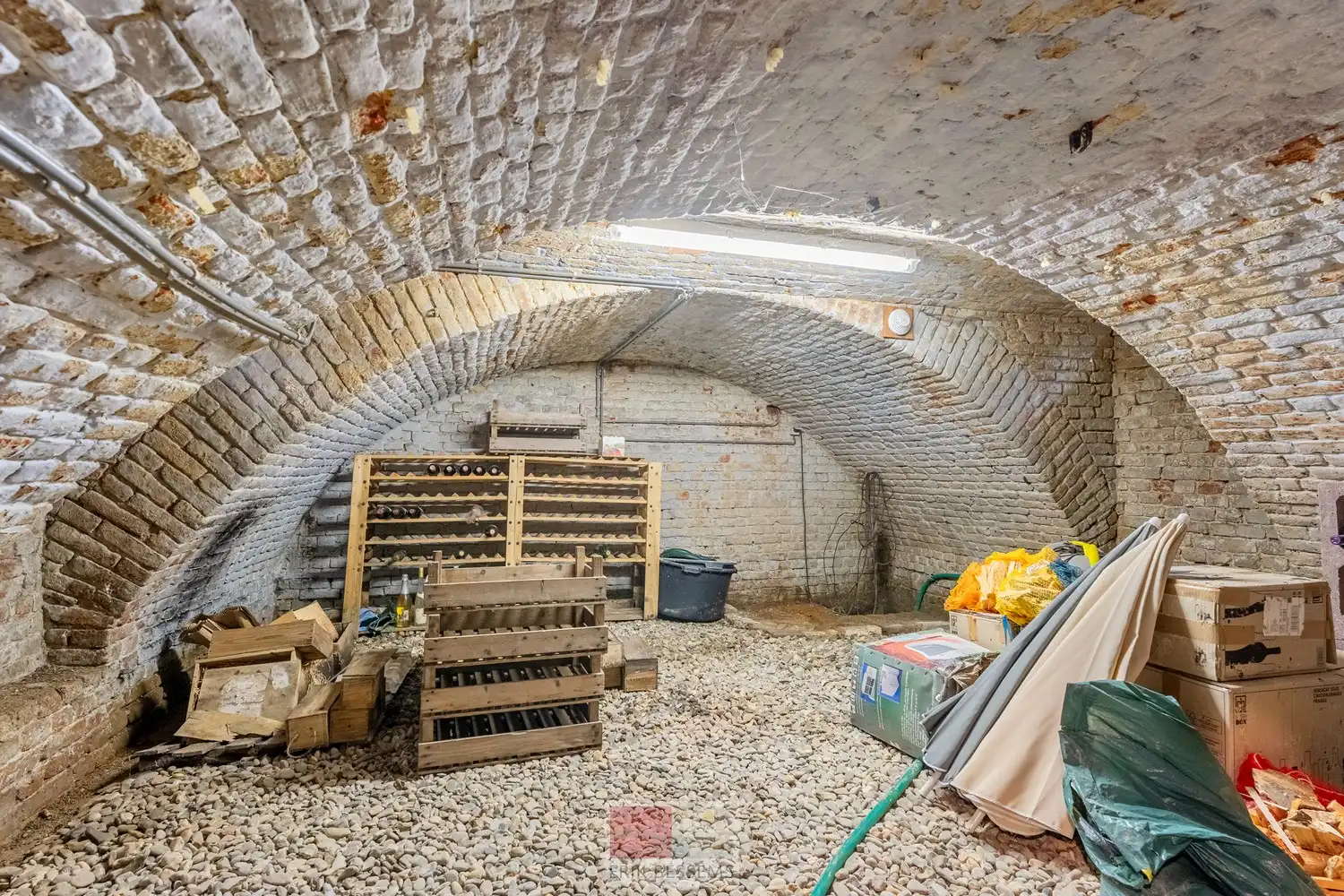 Een zeer karaktervol woonerf van maar liefst 3996 m² met bijzondere uitstraling, bestaande uit een prachtige hoofdwoning (voormalige schuur en stallen) en een charmant vakwerkhuis. foto 66