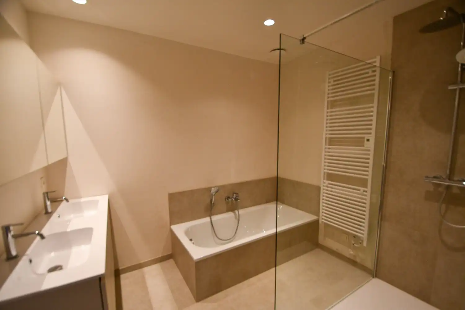 Ruim doorzonappartement nabij het centrum foto 8