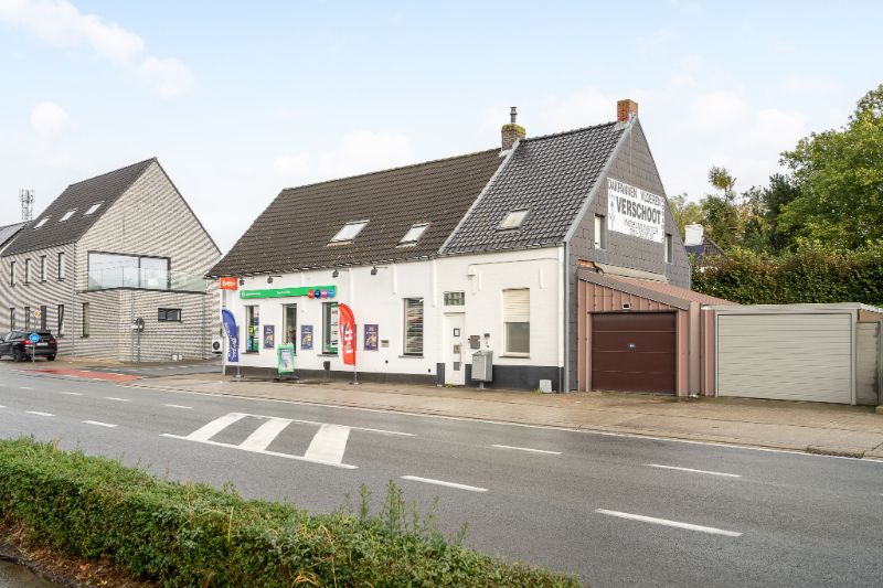 Handelsruimte met woning, 2 garages, .... foto {{pictureIndex}}