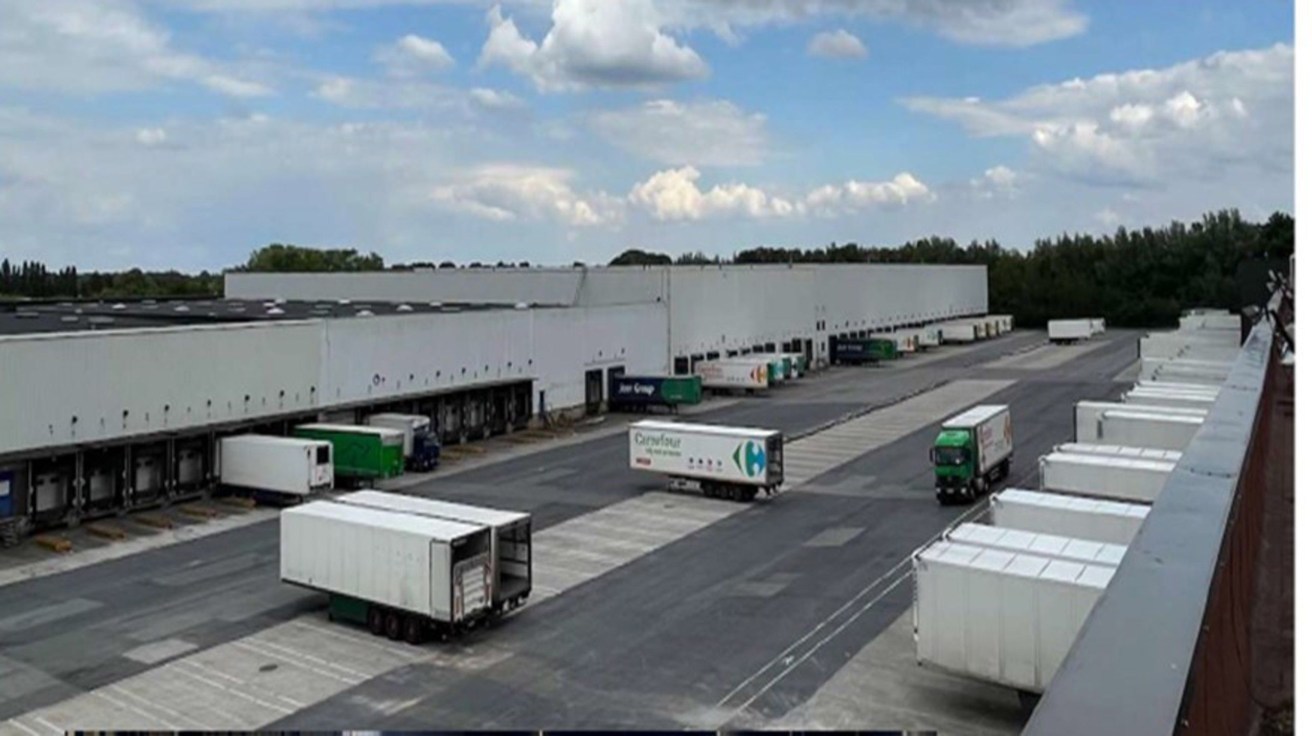 Magazijn 12.543m² met luifel en 11 laadkades met kantoor 1.123m² en ruime parking te huur foto 7