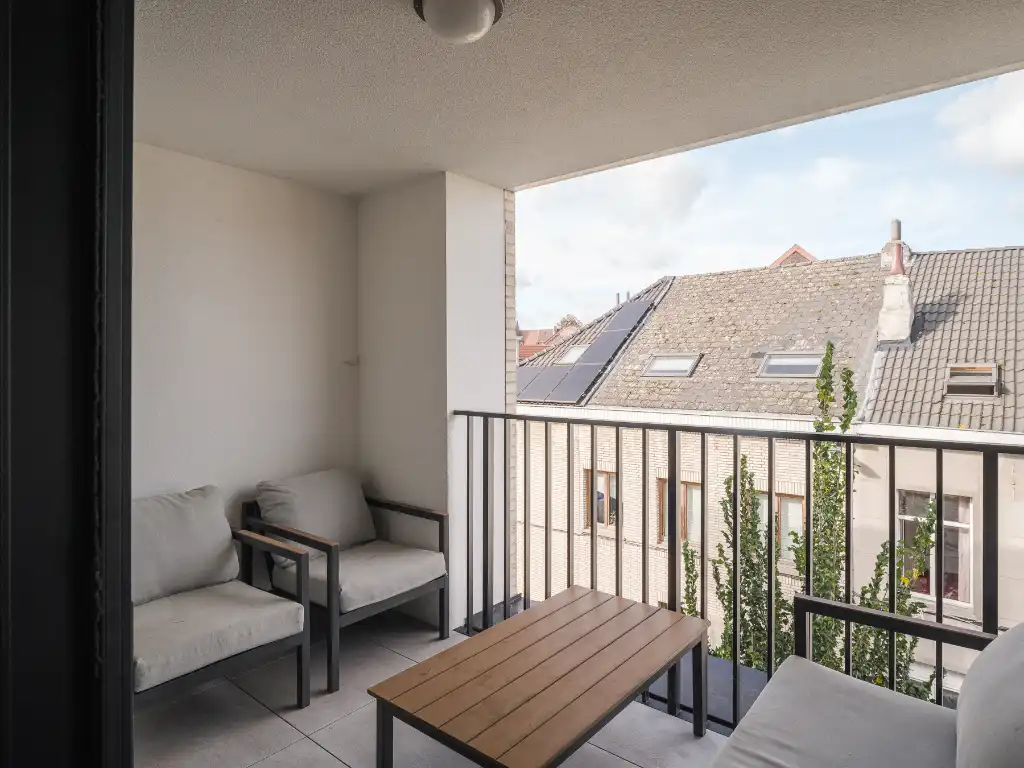 Lichtrijk appartement met twee volwaardige slaapkamers en zonneterras nabij het Baudelopark. foto 2