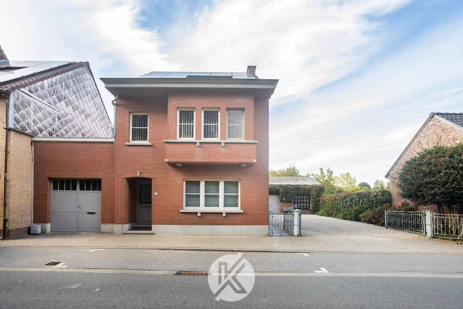 Charmante halfopen woning met ruime loods van 130 m² foto {{pictureIndex}}