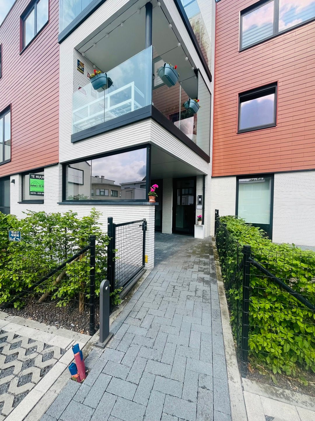 GELIJKVLOERS APPARTEMENT OP WANDELAFSTAND VAN HET STATION. foto 16