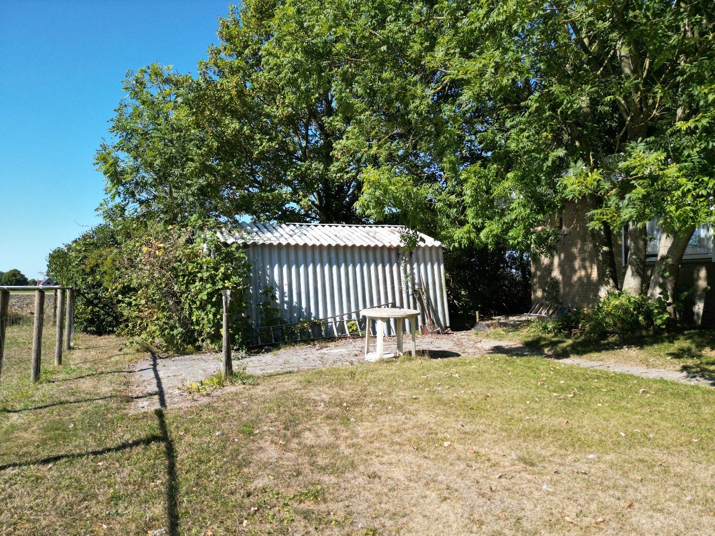 Bungalow met aparte garage en schuurtje op een betoverend perceel. foto 14