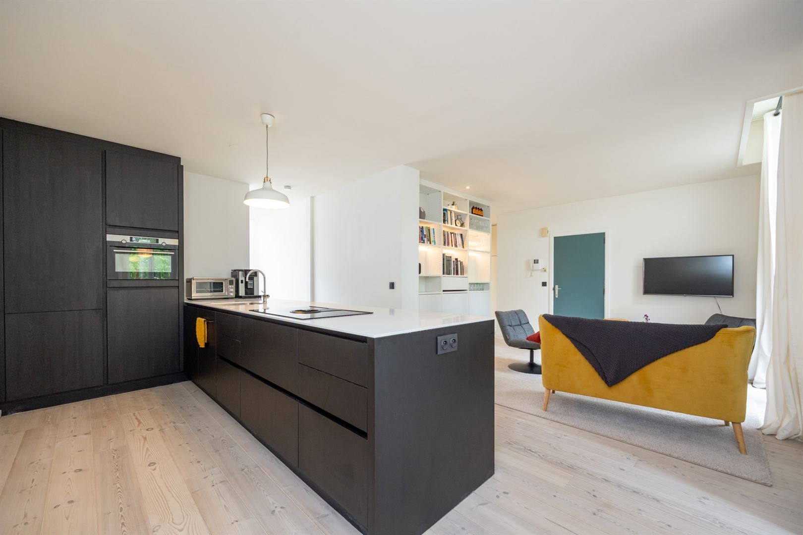 Gerenoveerd appartement met terras foto 8