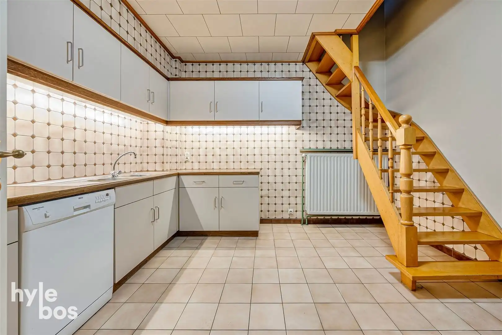 Ruim bovenhuis met groot magazijn in het centrum van de stad foto 19