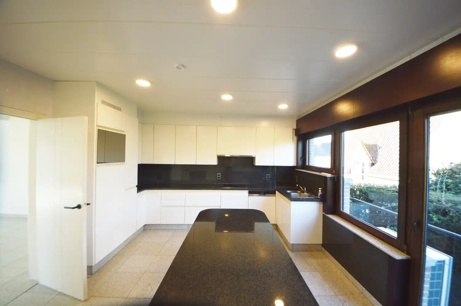 Ruim en lichtrijk gerenoveerd appartement (182 m²) INCLUSIEF GARAGE EN PARKING foto 6