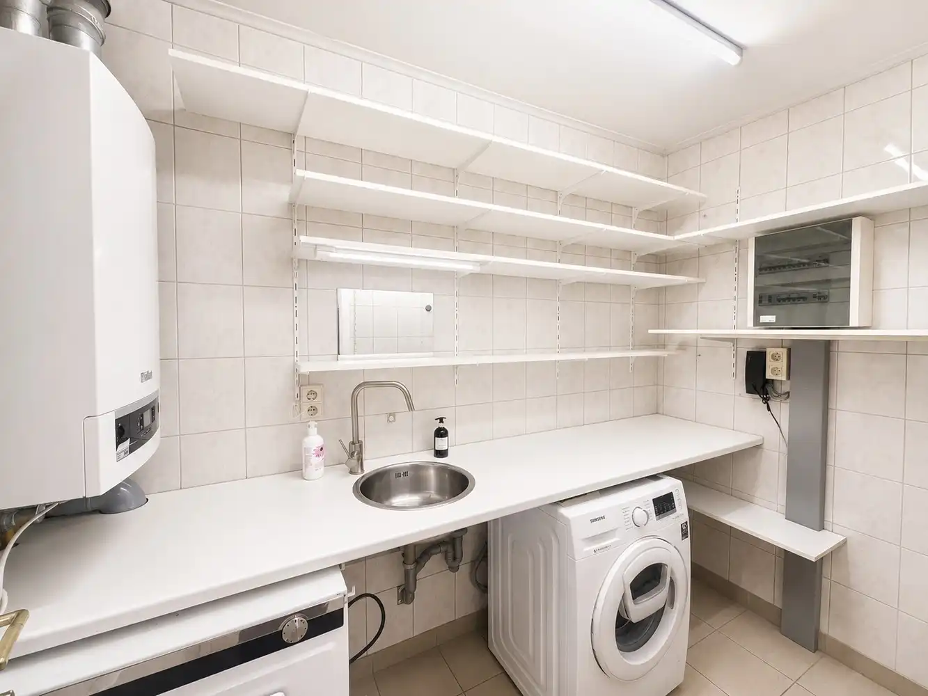 INSTAPKLAAR GELIJKVLOERS APPARTEMENT (H.O.B) foto 5