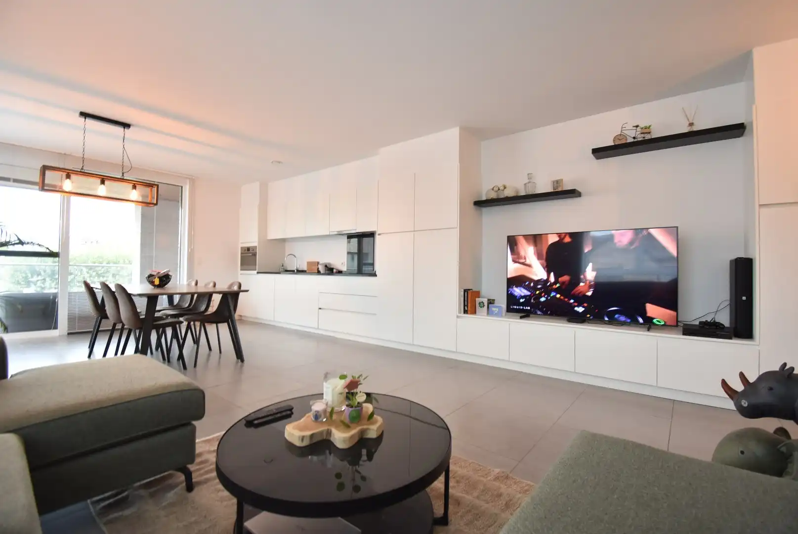 Knap en zeer degelijk afgewerkt twee-slaapkamer appartement met terras in hartje Hoeselt foto 6