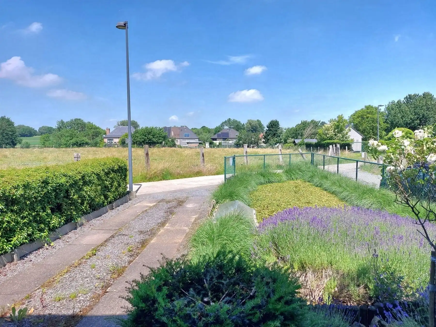 SUPER GELEGEN RIJWONING MET GARAGE  foto 2