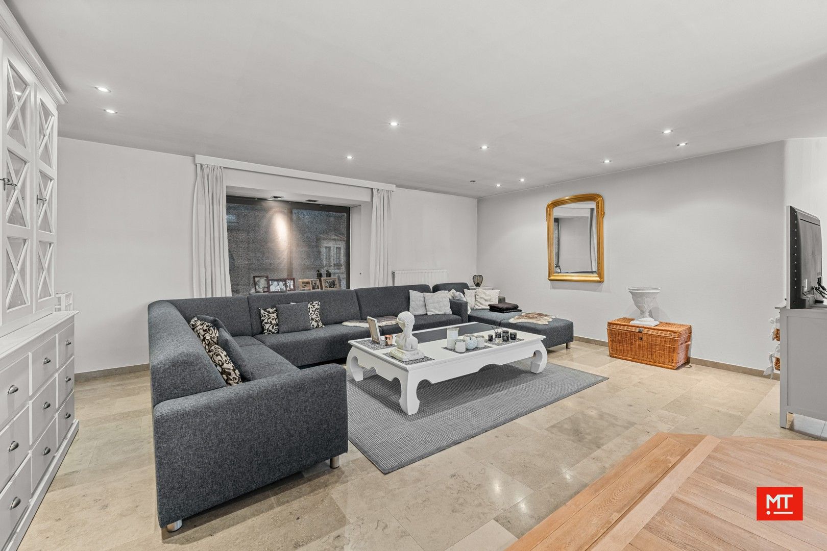 Bijzonder ruim gebouw met tal van mogelijkheden en uitweg, te koop in de dorpskern van Dadizele foto 3