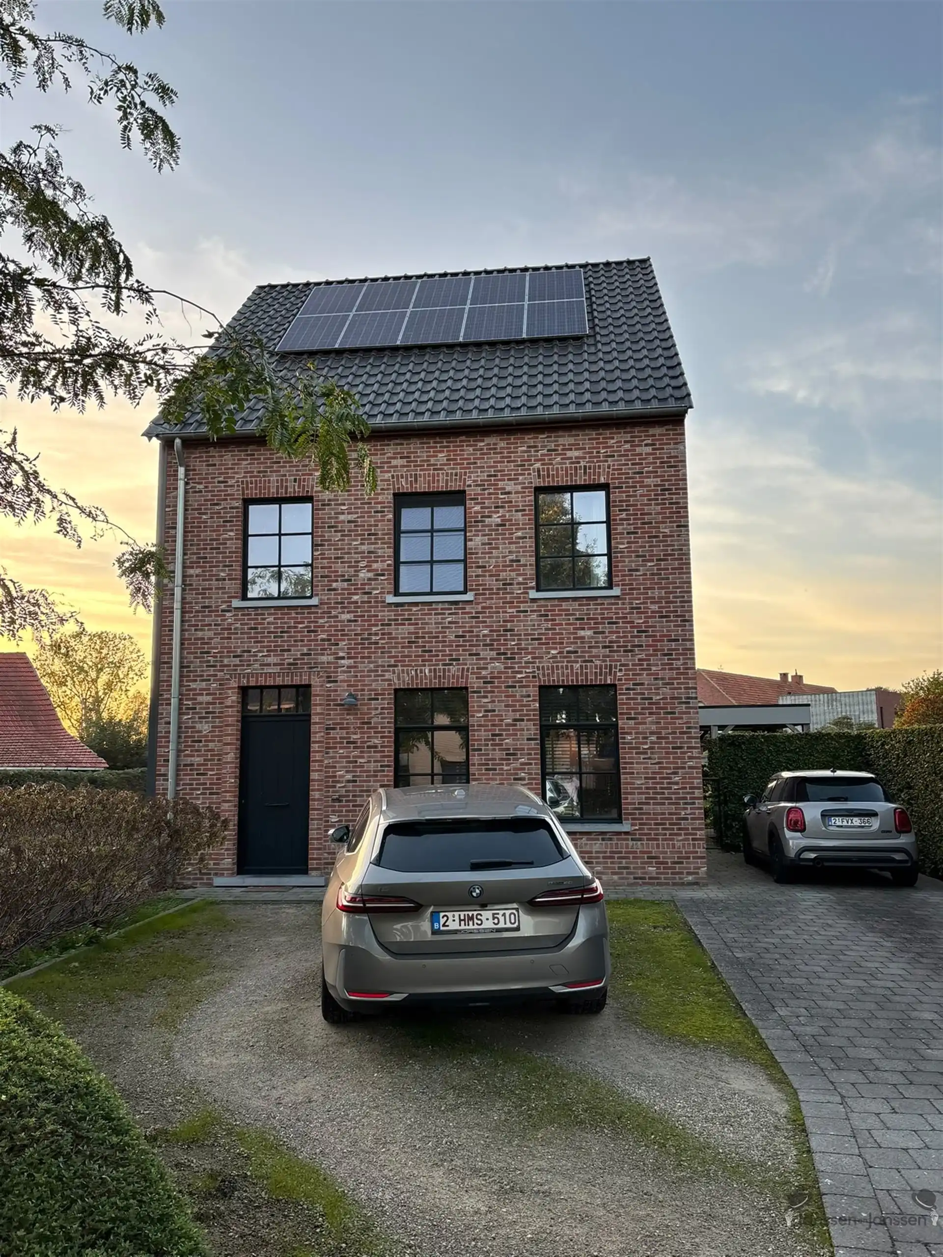 Ruime en energiezuinige woning met 4 slaapkamers, 2 badkamers en omheinde tuin in Wuustwezel  foto {{pictureIndex}}