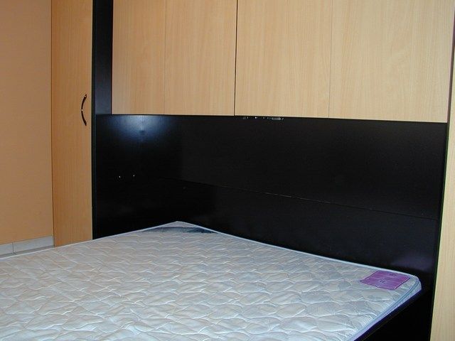 Centraal gelegen opbrengsteigendom met 19 studio's, ruim magazijn en 2 woningen met ruime parking. foto 5
