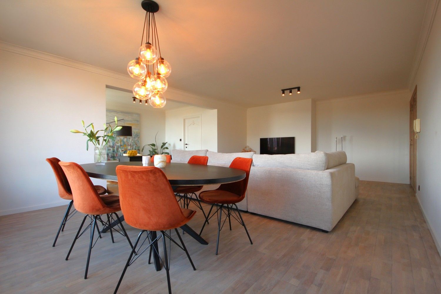 Vernieuwd appartement met 2 slaapkamers, garage en kelder in het centrum foto 2