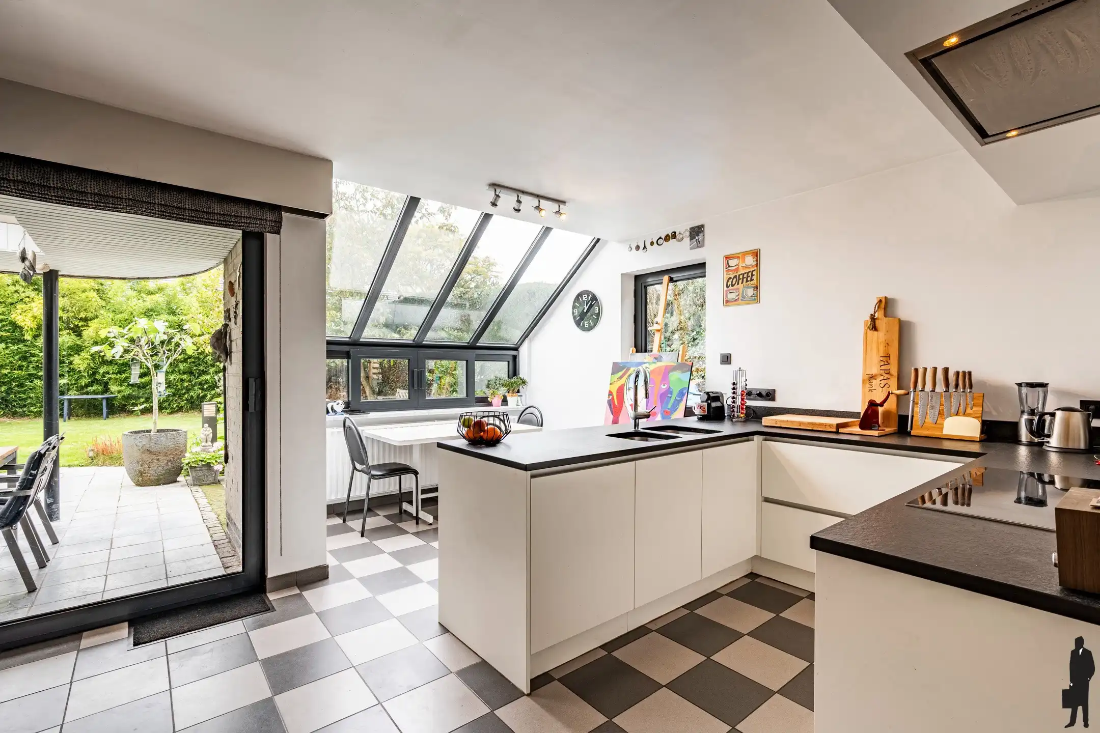 Instapklare gezinswoning met 3slks, tuin en garage op 563 m² foto 13