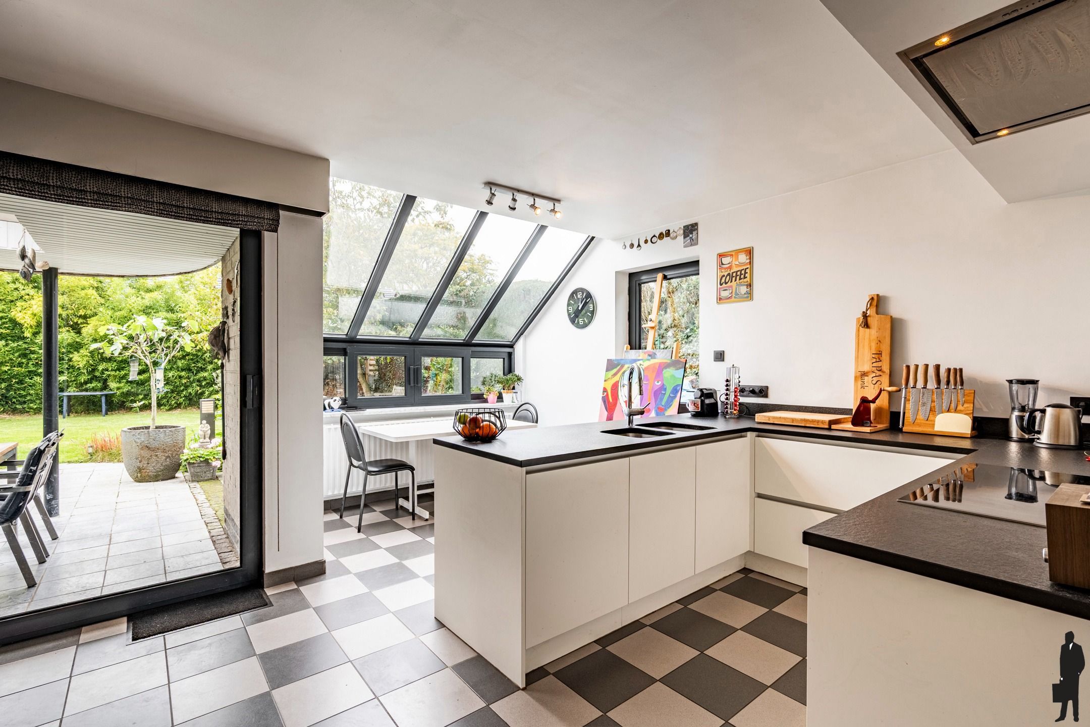 Instapklare gezinswoning met 3slks, tuin en garage op 563 m² foto 13
