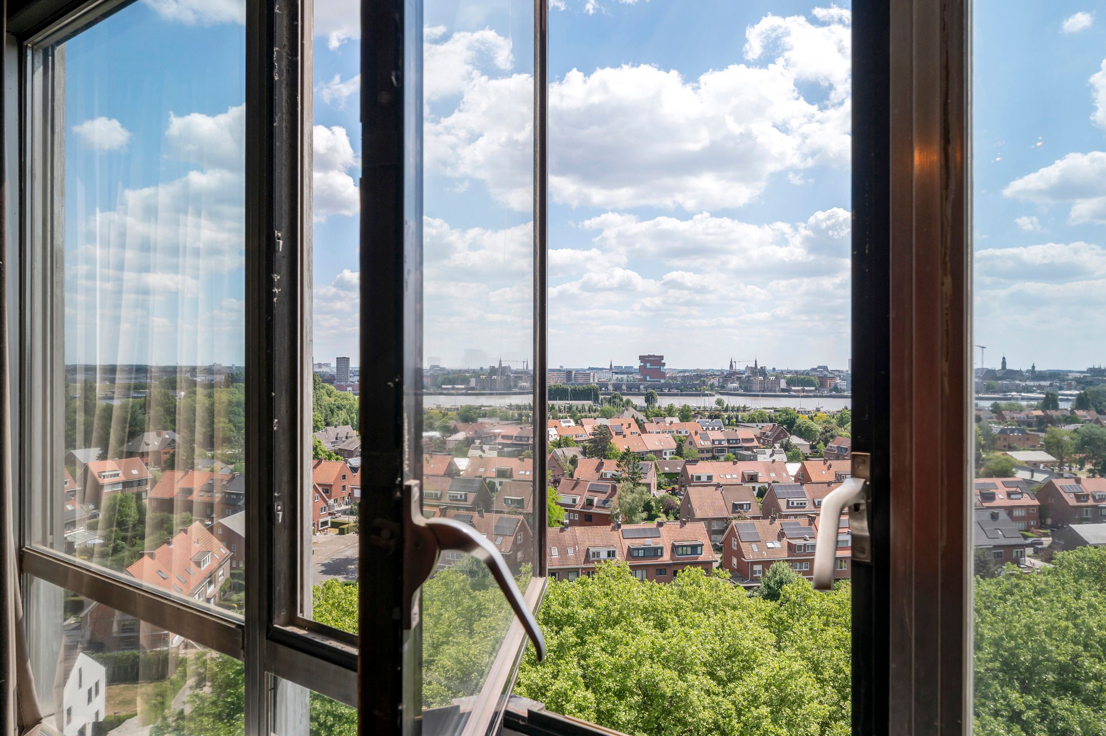 Exclusief appartement met zicht over de skyline van Antwerpen en de Schelde! foto 9