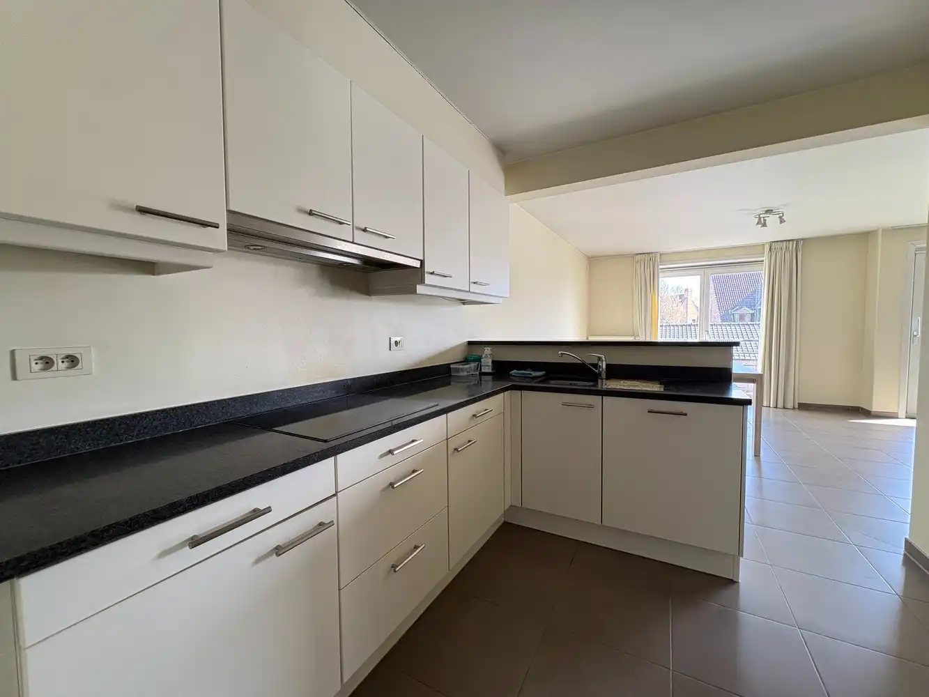 Lichtrijk appartement met twee slaapkamers + garage foto 5