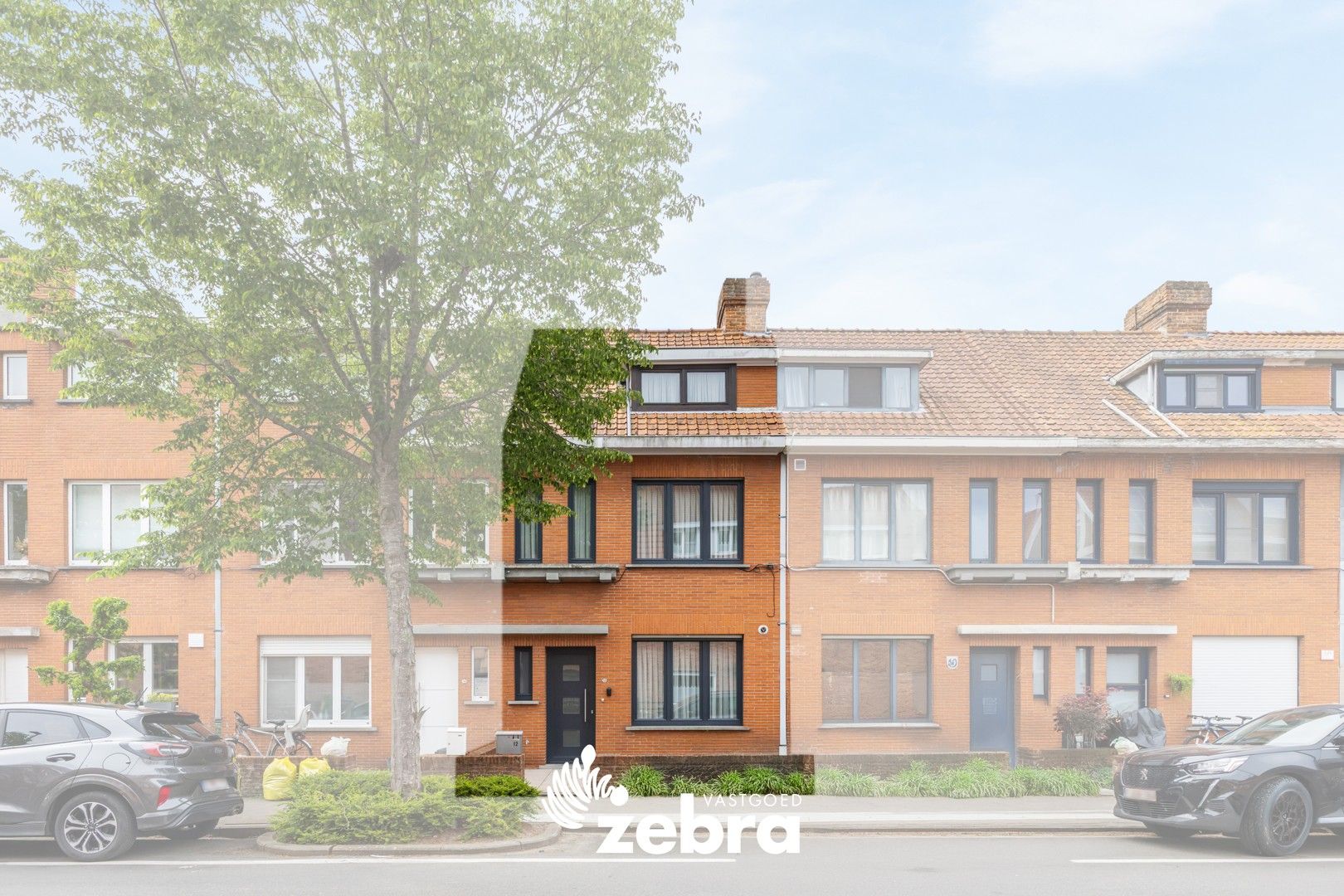 Hoofdfoto van de publicatie: Op te frissen woning met vier slaapkamers te Assebroek!