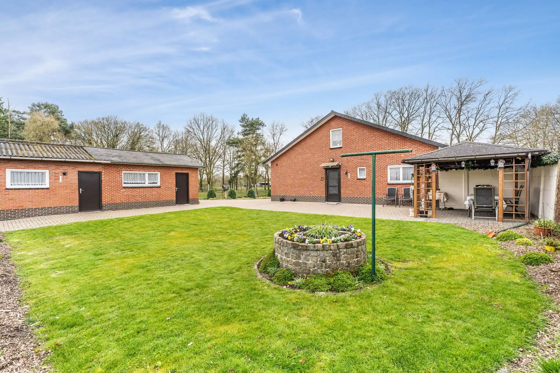 Vrijstaande eengezinswoning met bijhorende gronden foto 5