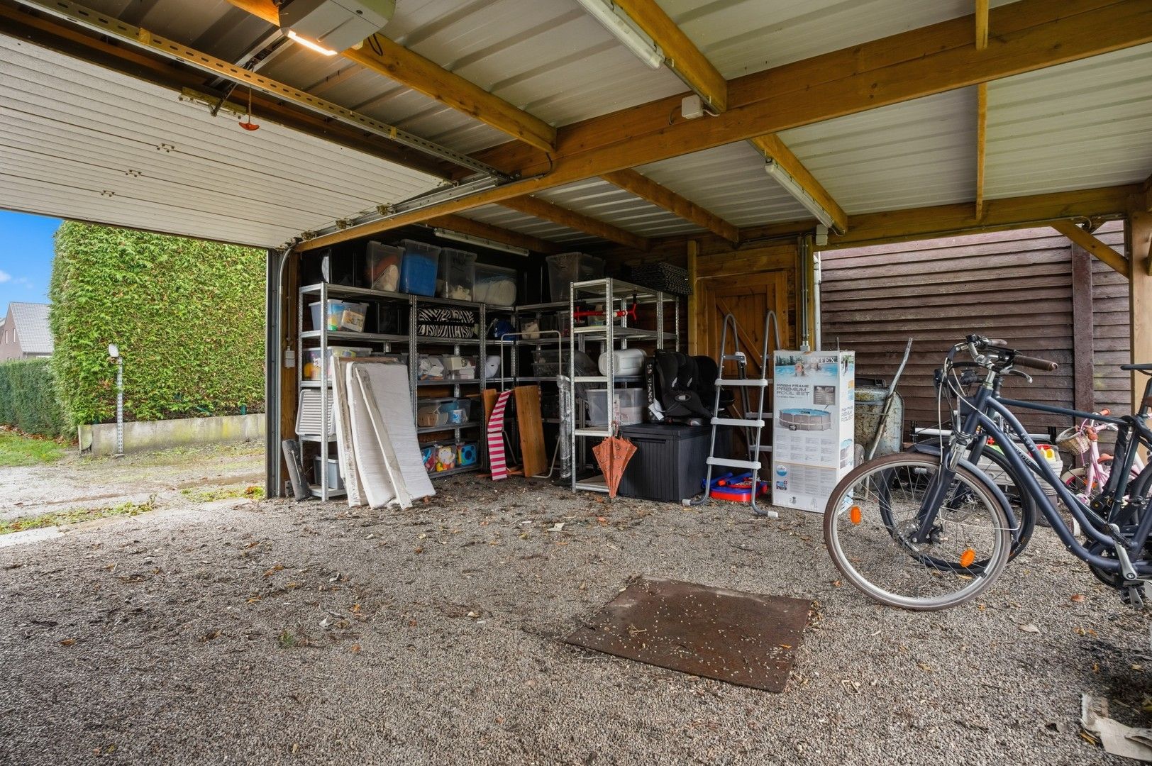 Halfopen bebouwing met uitweg en carport in het hartje van Zwevezele foto 24