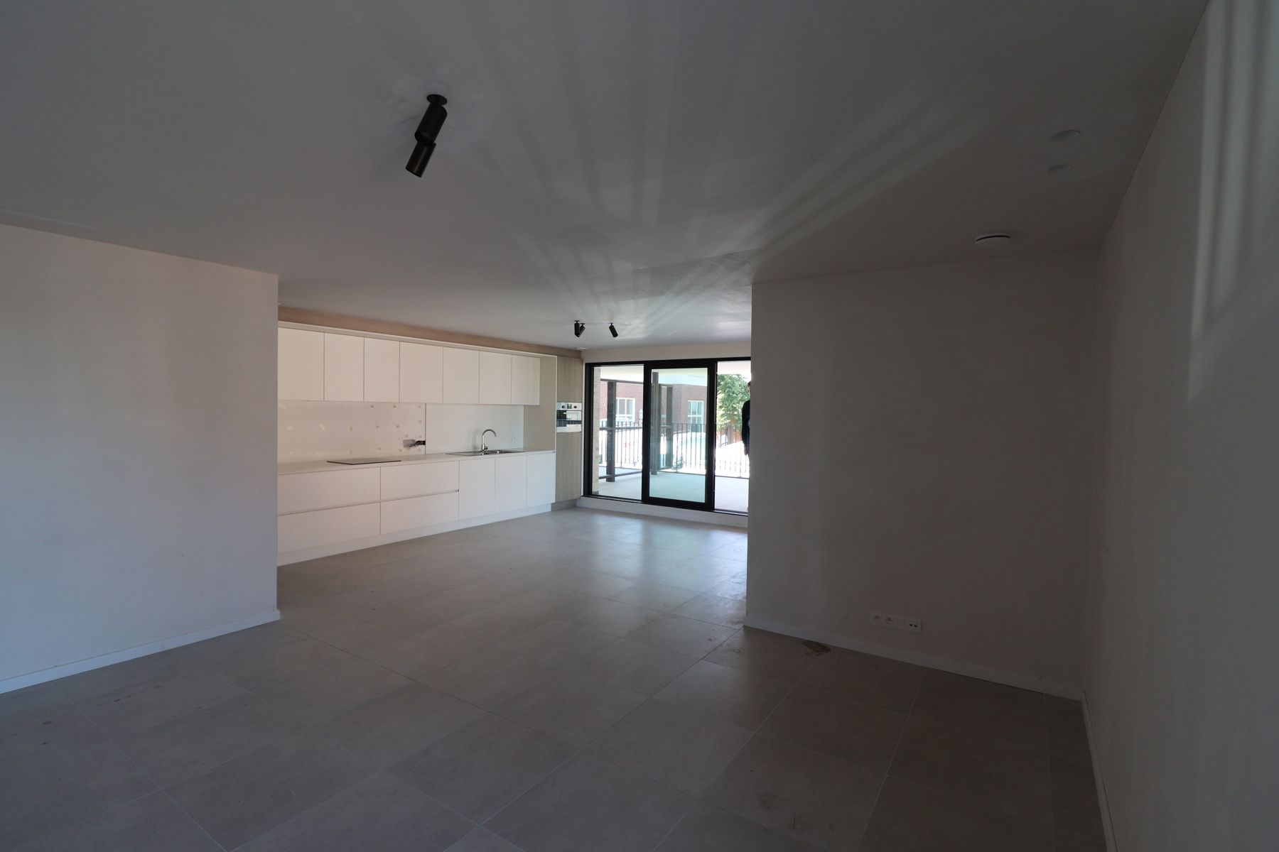 Prachtig nieuwbouwappartement met 2 slaapkamers, groot overdekt terras, autostaanplaats en berging. foto 3