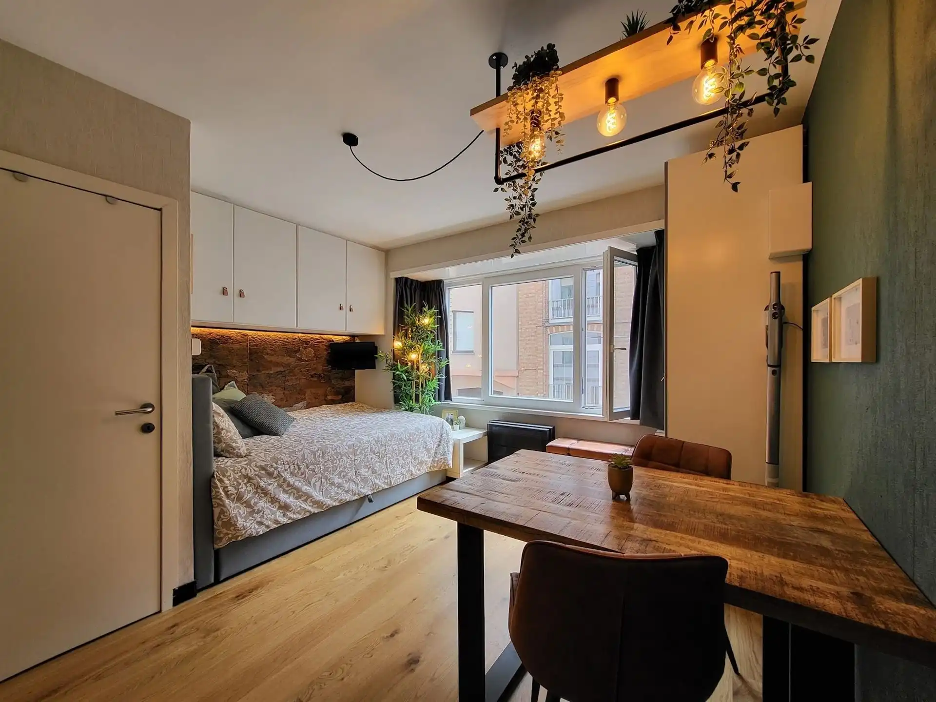 CENTRAAL / INVESTERING foto {{pictureIndex}}