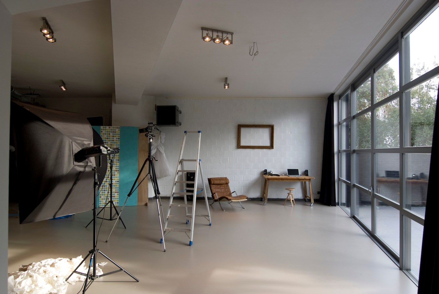 Handelsgelijkvloers met polyvalente ruimte, garage, terras, keuken en badkamer te koop in Klemskerke (De Haan) foto 4
