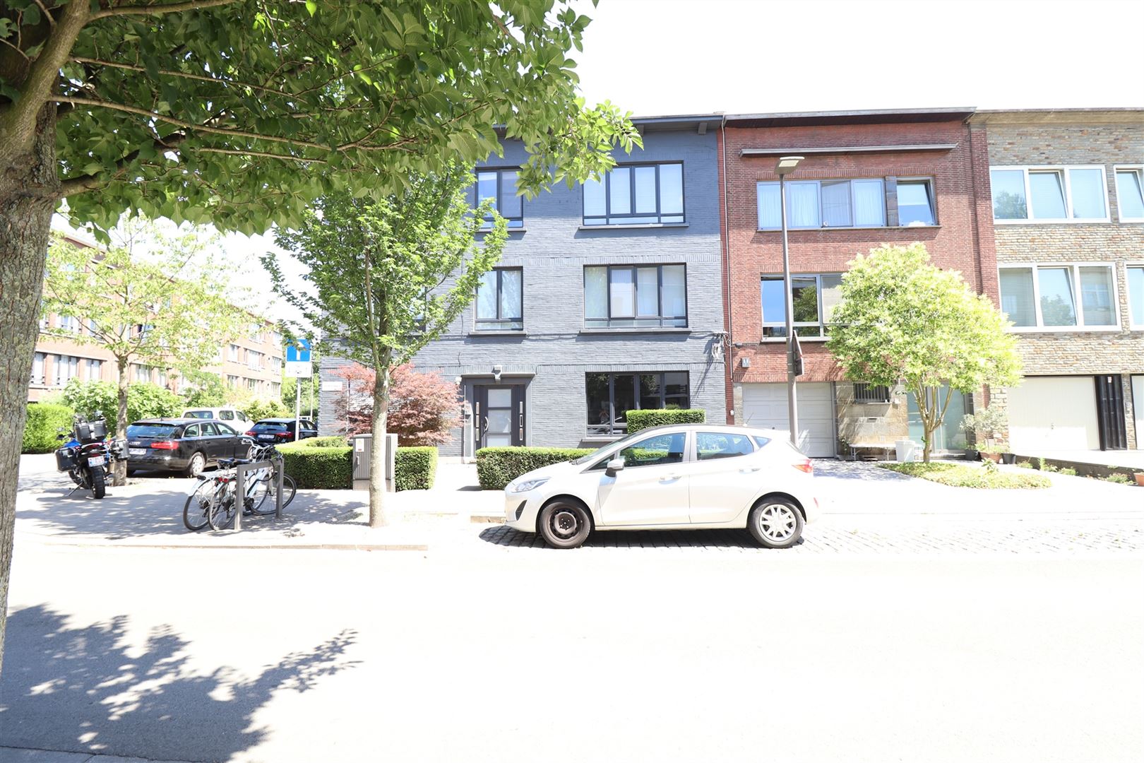 Gerenoveerd gelijkvloers appartement met terras foto {{pictureIndex}}