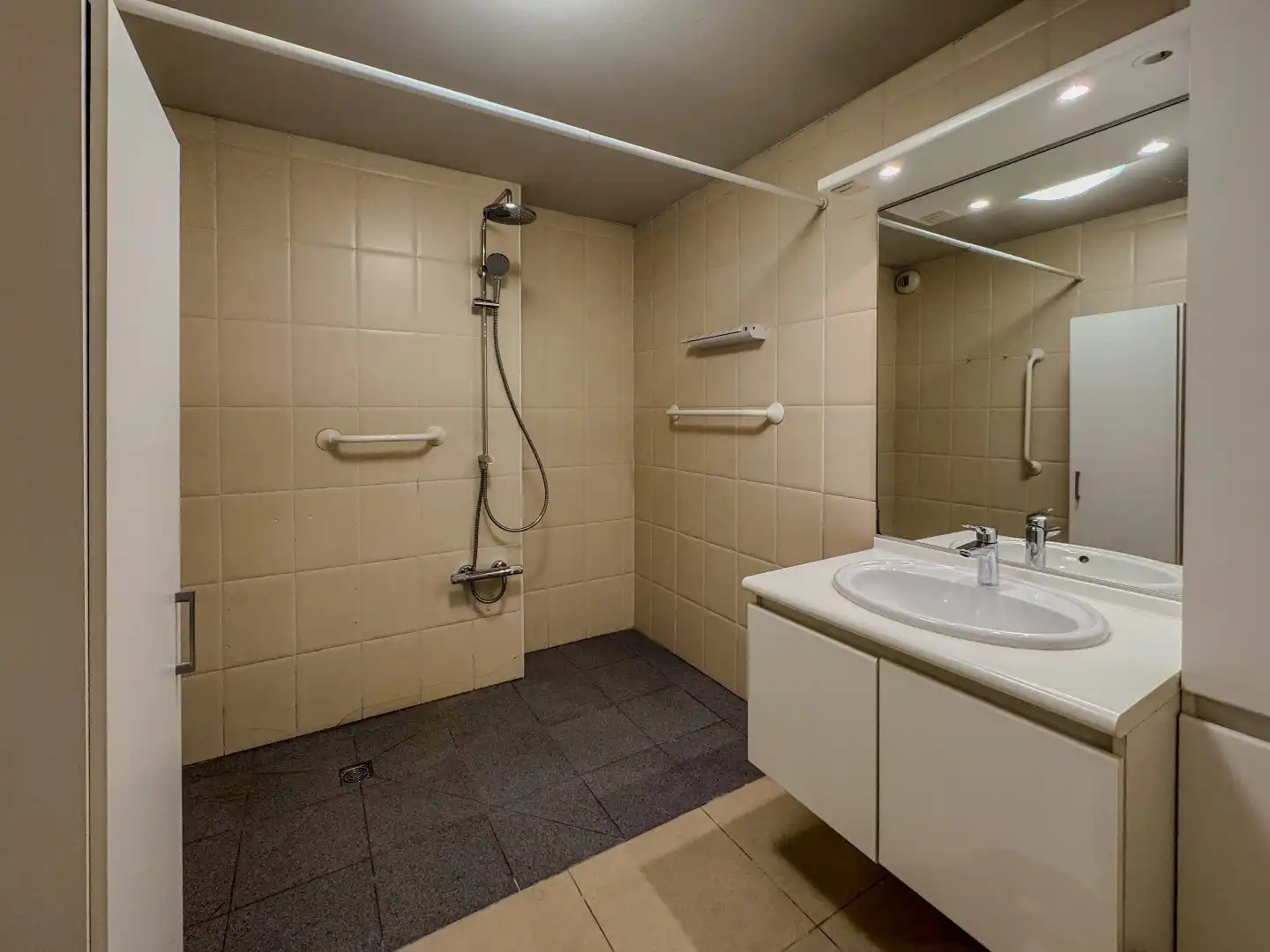 Gelijkvloers appartement met 2 slaapkamers in het centrum. foto 5