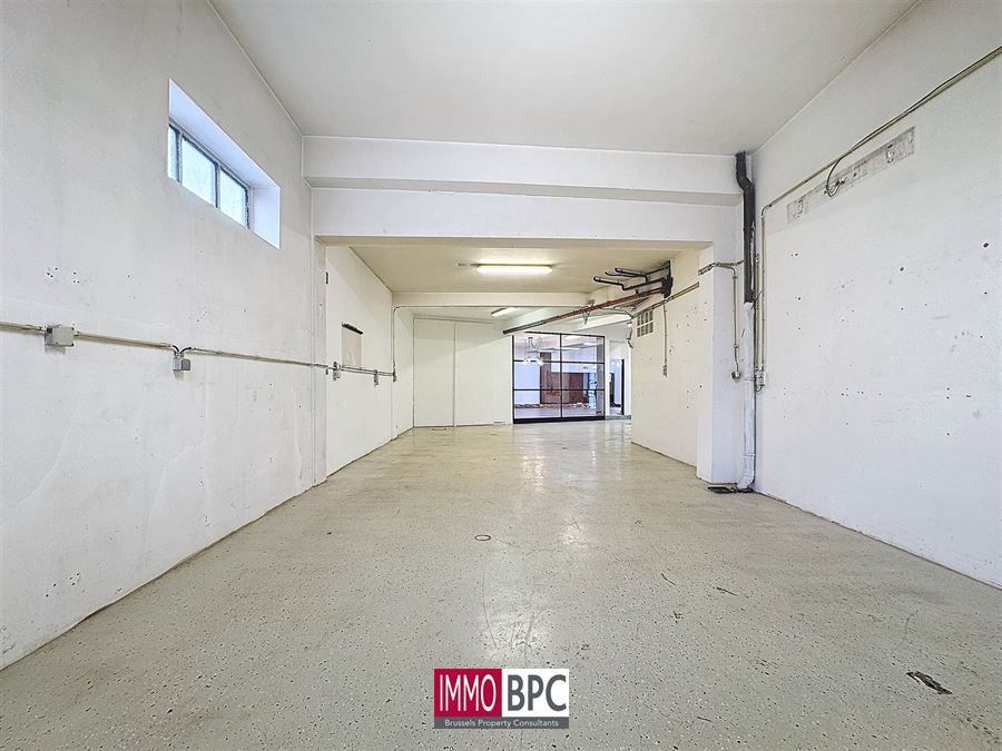 Magazijn met Showroom en Bureau foto 11