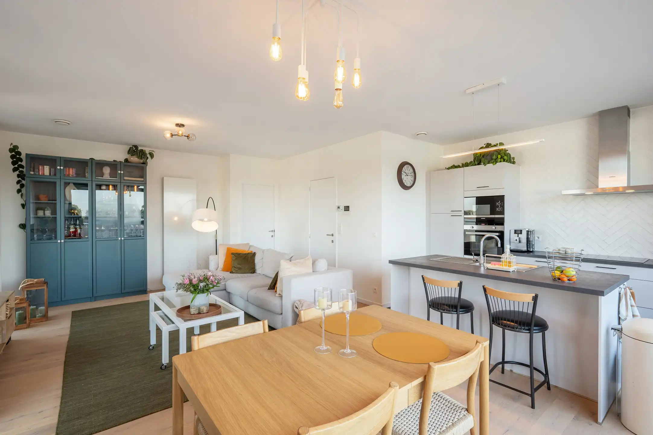 Modern en ruim appartement (2021) met 3 slaapkamers en zonneterras te Muizen. foto {{pictureIndex}}