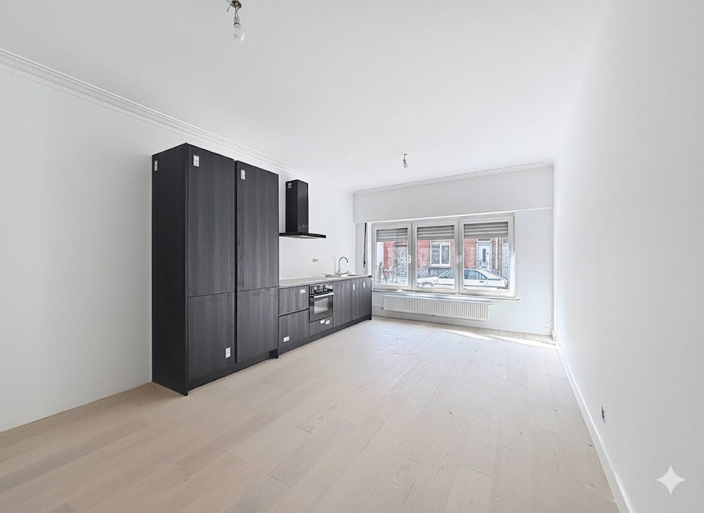 Gerenoveerd gelijkvloers appartement met twee slaapkamers foto {{pictureIndex}}