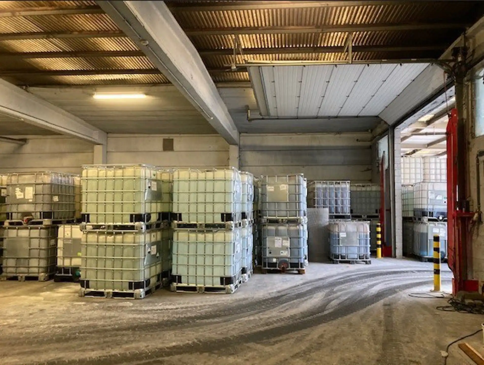 Magazijn B :  1.933m² + 2 luifels en kantoor foto 3