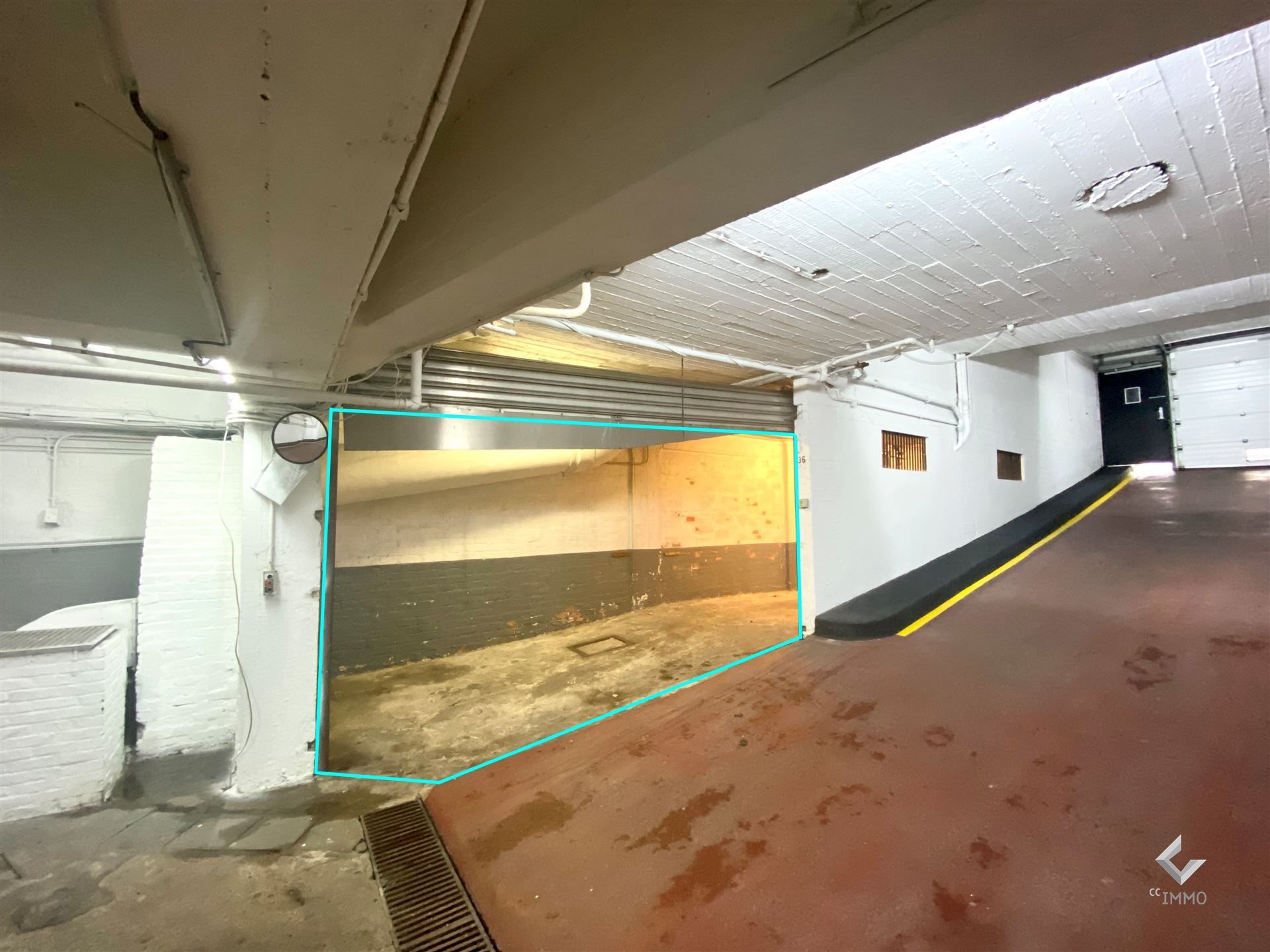 IN OPTIE: Opslagruimte met elektrische poort in hartje Antwerpen! foto {{pictureIndex}}