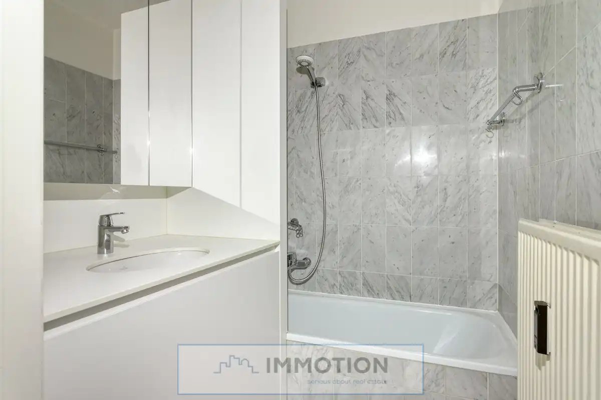 Mooi 1-slaapkamer appartement met parking aan het Overbekeplein. foto 11