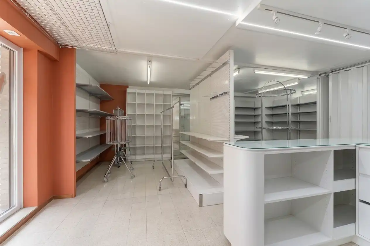 Unieke handelswoning met uitstekend draaiende winkel in centrum Beveren! foto 9