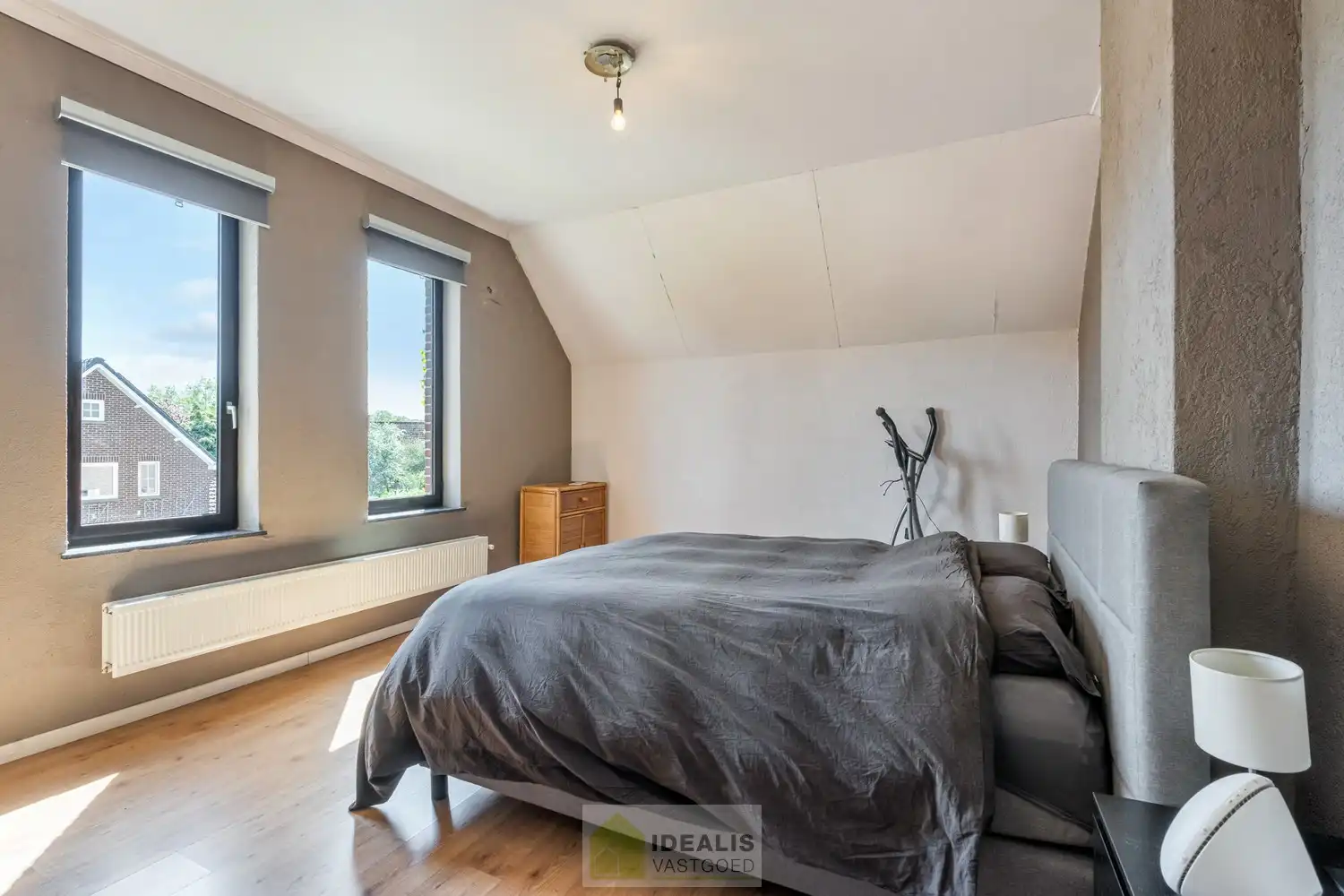 OP TE FRISSEN GEZINSWONING MET LICHTRIJKE LEEFRUIMTE EN AANSLUITEND RUIME KEUKEN, BERGING, BADKAMER VOORZIEN VAN DOUCHE EN BAD EN 3 SLAAPKAMERS OP EEN PERCEEL VAN 5A 37A - Deze woning omvat +-158m² bewoonbare oppervlakte verdeeld over een lichtrijke woonkamer met aansluitend een ruime keuken, berging, badkamer voorzien van douche en bad en 3 slaapkamers. De woning is gelegen op een aangenaam perceel van 5a 37ca vlakbij het centrum van Opitter (Bree), op fietsafstand van winkels, horeca en scholen,… Zeer geschikt voor kandidaten op zoek naar een op te frissen woning met karakter die ruimte en rust biedt doch dicht bij allerlei faciliteiten is gelegen. foto 15