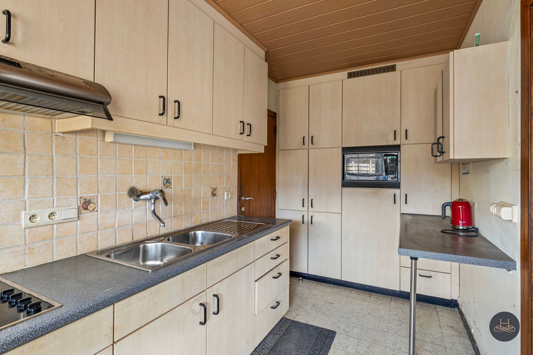 Ruime te renoveren woning met grote tuin en veel parking foto 16