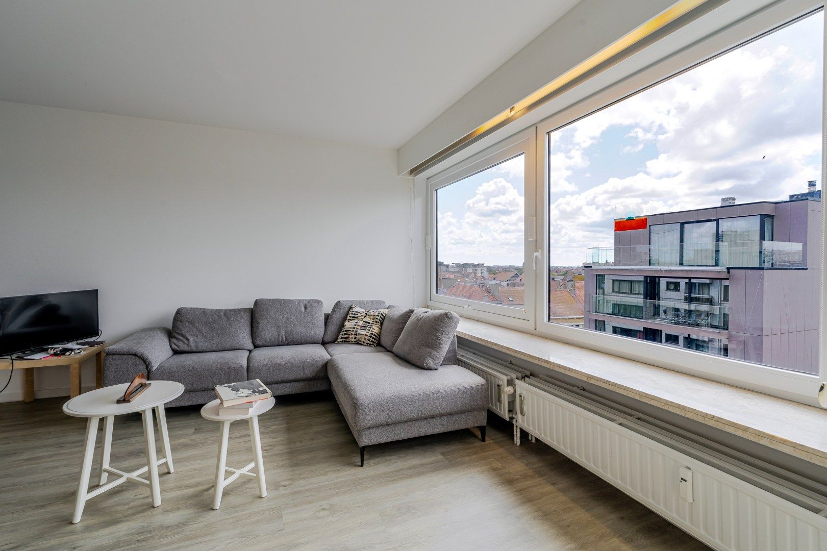 Instapklaar appartement te koop in Oostende met EPC-label B. 93 m², 2 badkamers, terras, streepje zeezicht en onderhoudsvriendelijke vinyl-laminaatvloer. foto 5