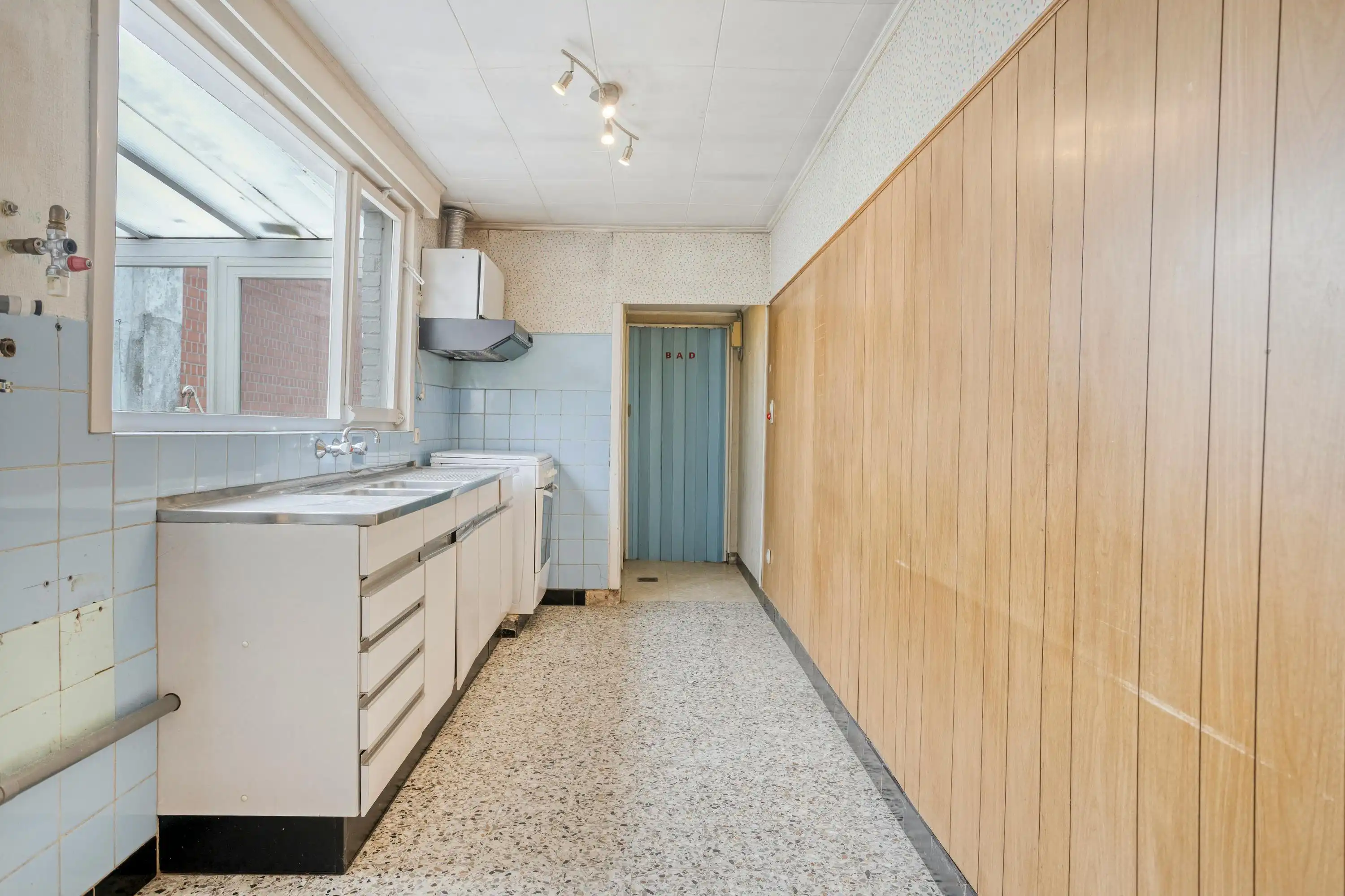 Karaktervolle renovatiewoning in Izegem met veel potentieel! foto 5