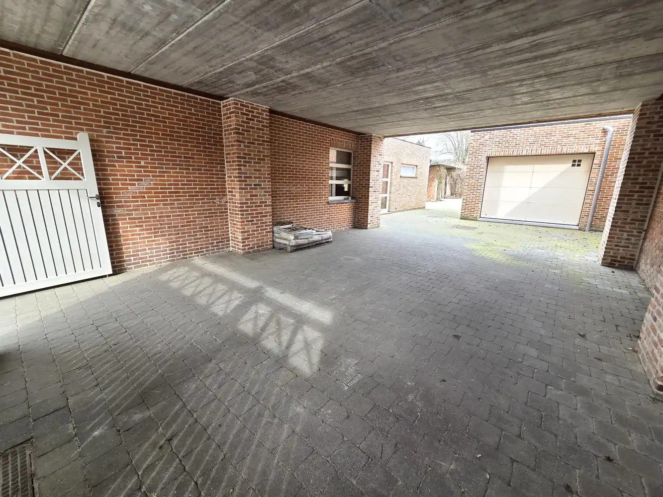 Zeer ruime woning, 3 tot 5 slaapkamers, 2 badkamers, volledig vernieuwd met ruim bijgebouw foto 16