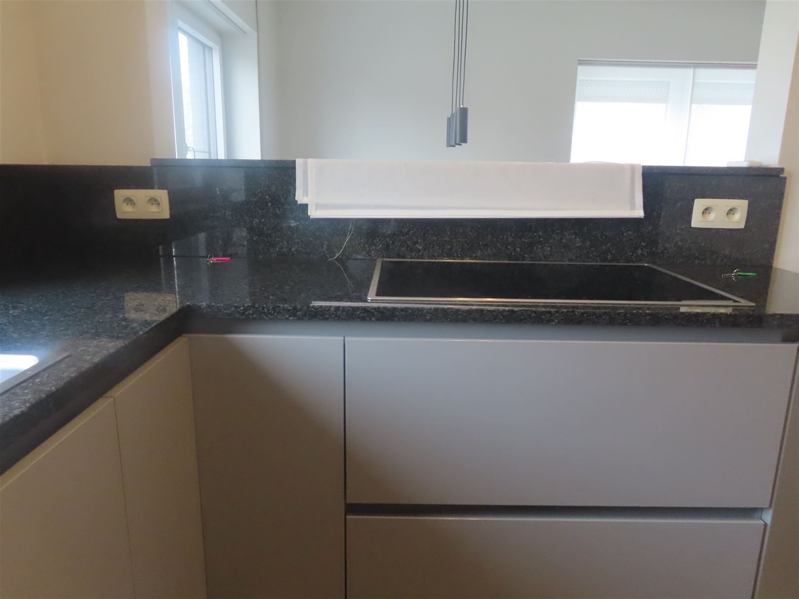 Gelijkvloers tweeslaapkamerappartement met tuin en carport! foto 5