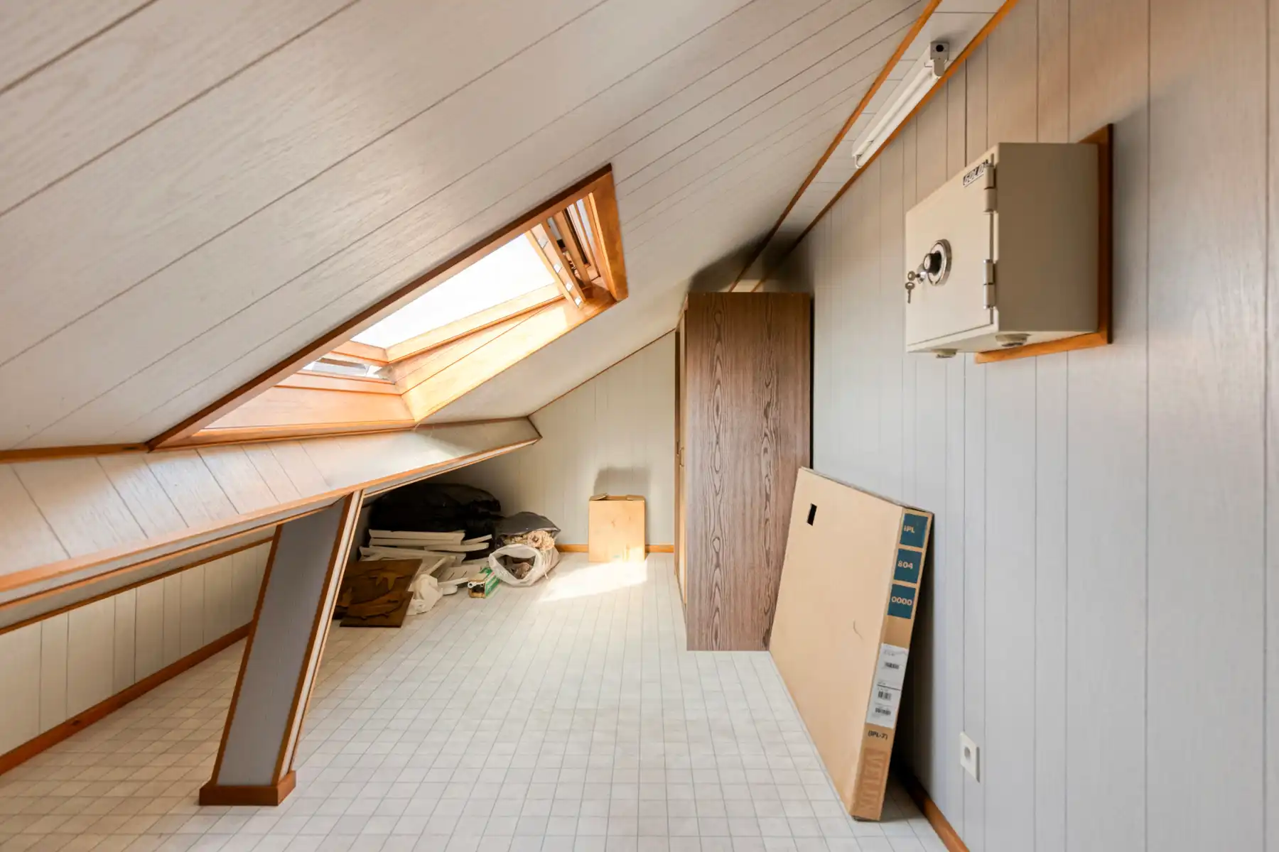Te moderniseren ruime en solide 3-gevelwoning met grote tuin foto 17