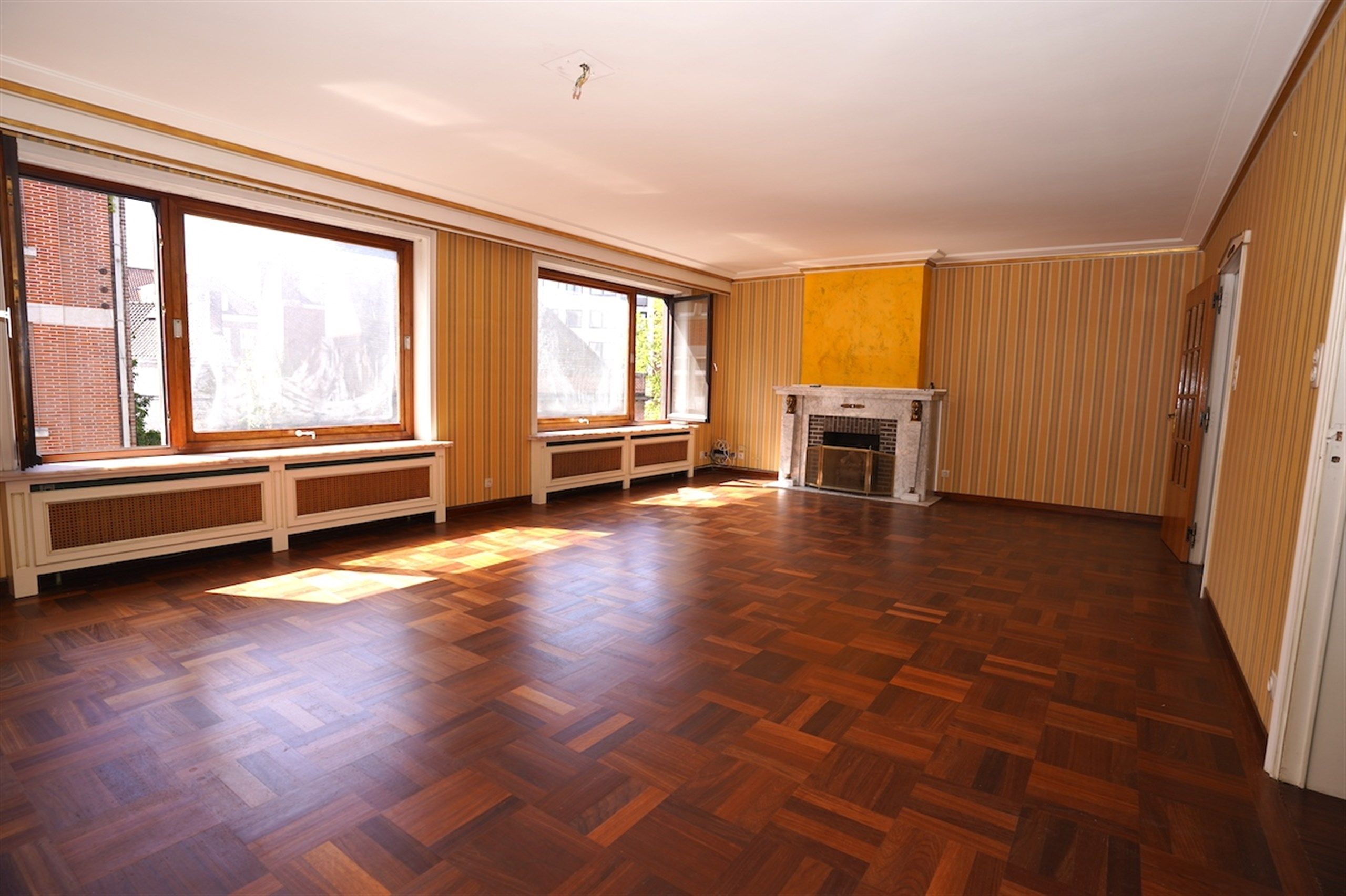 Te moderniseren 3-slpk appartement + garage in hartje centrum! foto 2