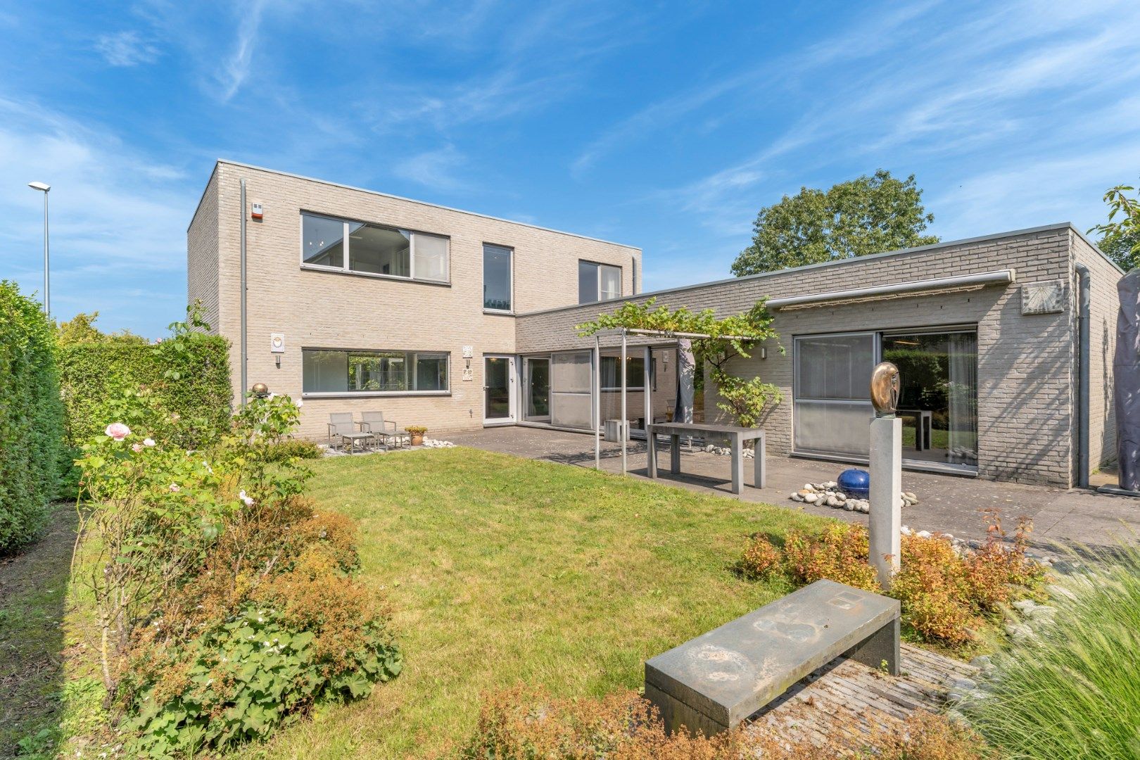 Prachtige ruime moderne villa met tuin, terras en garage in Hasselt - 3 slaapkamers, 3 badkamers, Bureau, EPC-229.kWh, label C,  perceel 484 m² foto {{pictureIndex}}