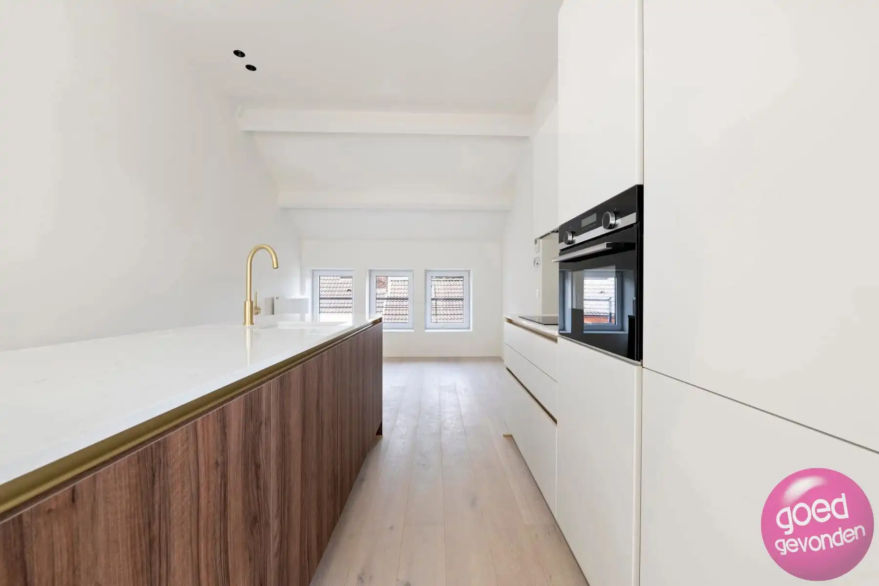 NIEUW APP - 1of2 SLK - TERRAS - KELDER - CENTRUM - GEEN BTW foto 6